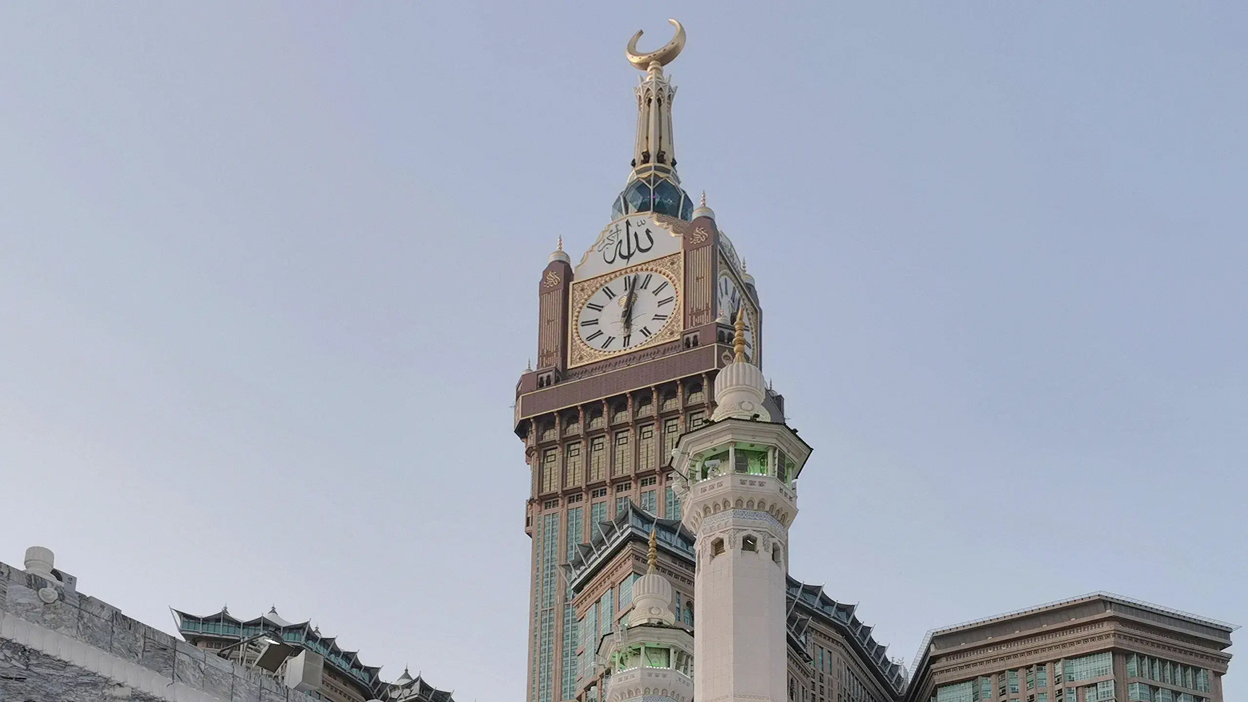 Menara Jam Makkah (Abraj Al-Bait) di samping Masjidil Haram